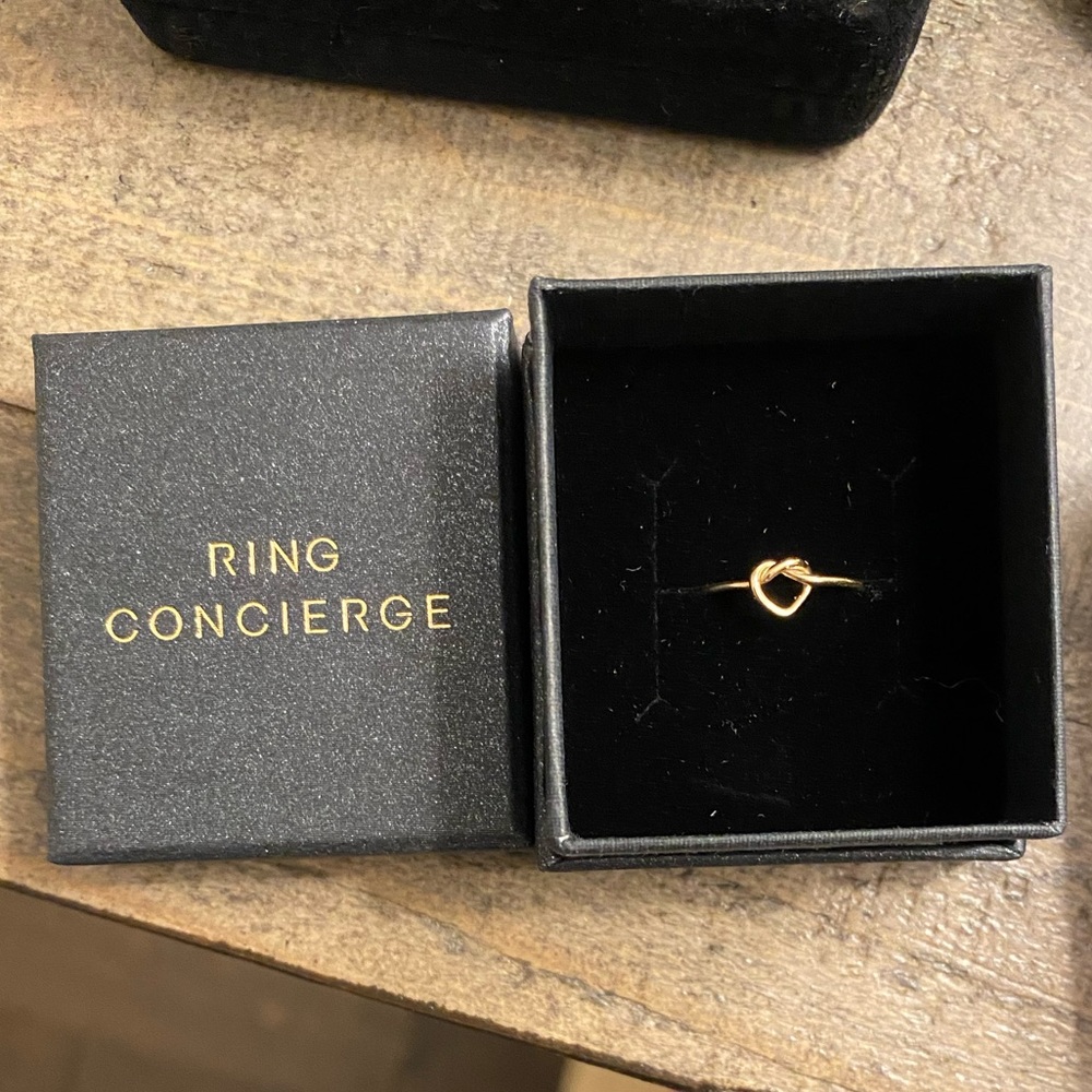 Ring Concierge Twisted Heart Pinky ring